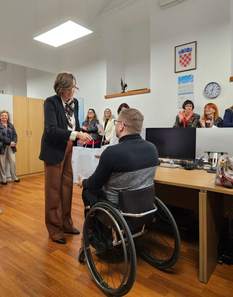 Odrzana-zavrsna-svecanost-trece-generacije-Virtualne-radionice-Centra-za-profesionalnu-rehabilitaciju-Rijeka-UDRUGA-znam-rijeka-5